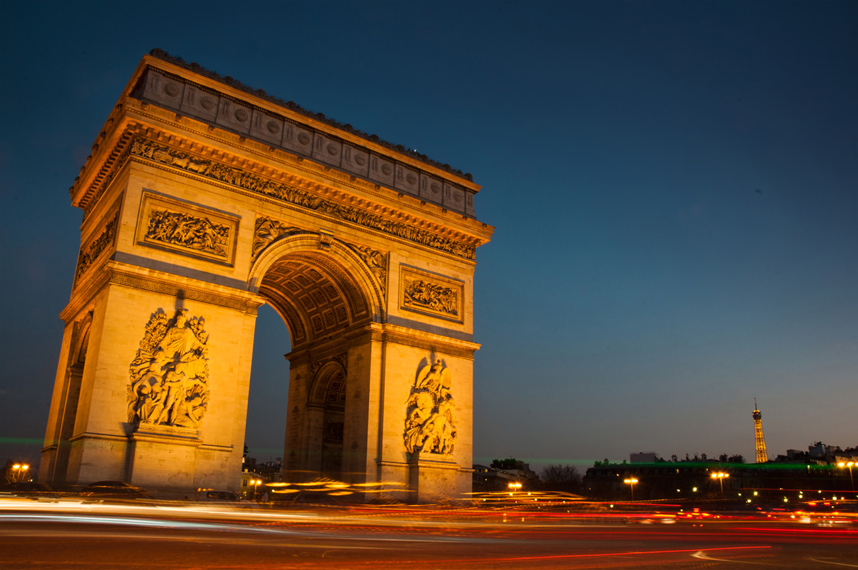 Arco do Triunfo em Paris à noite